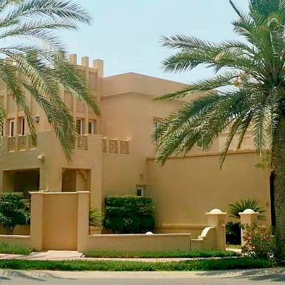 Arabic and spanish style villas with panoramic views of Al Reem Lake